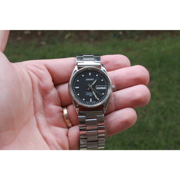 Vintage 1973 Seiko Automatic Mens Silver Watch W/daydate & Black accents - Picture 2 of 8